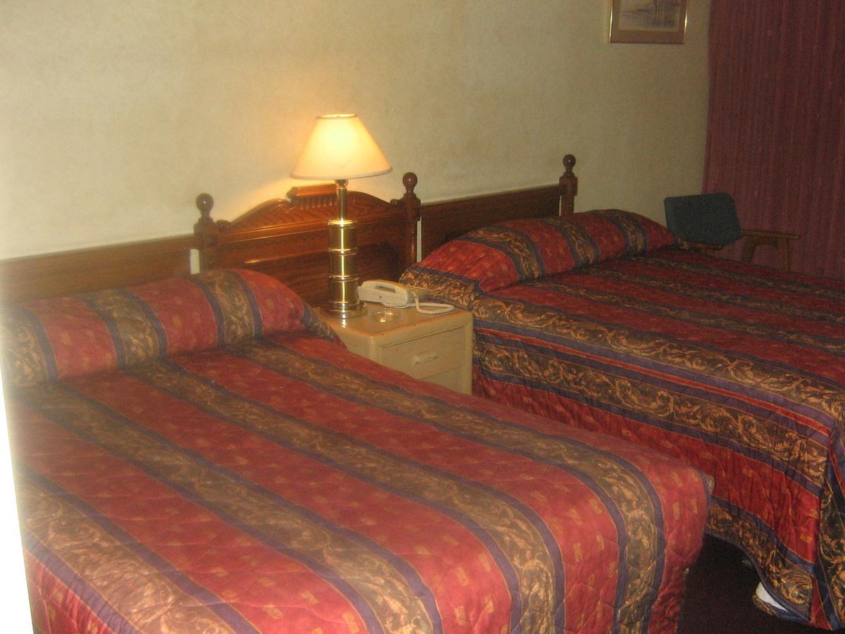 Town And Country Motor Hotel Калґарі Екстер'єр фото