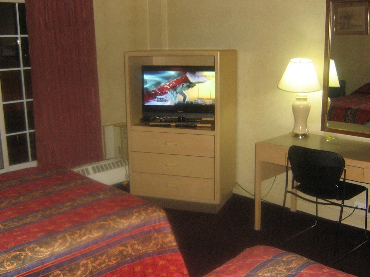 Town And Country Motor Hotel Калґарі Екстер'єр фото