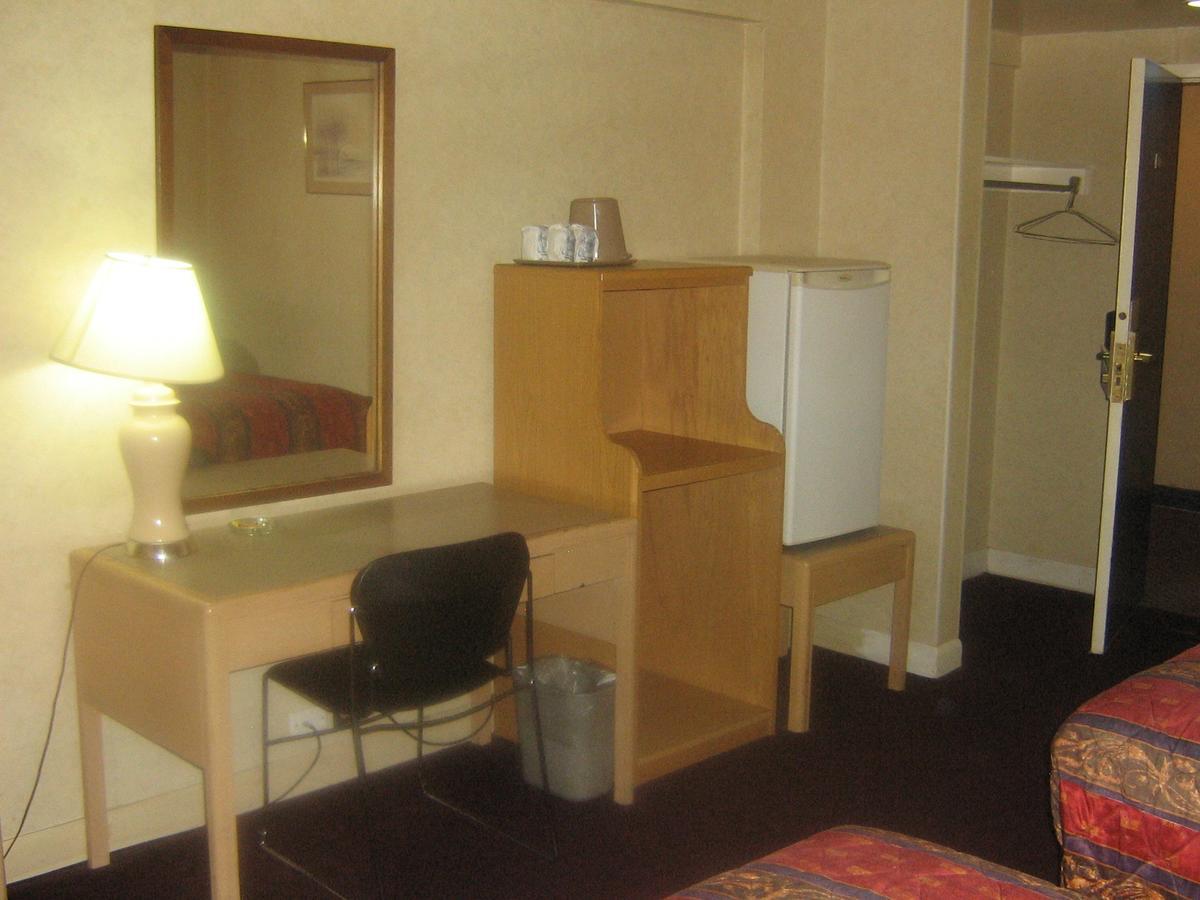 Town And Country Motor Hotel Калґарі Екстер'єр фото