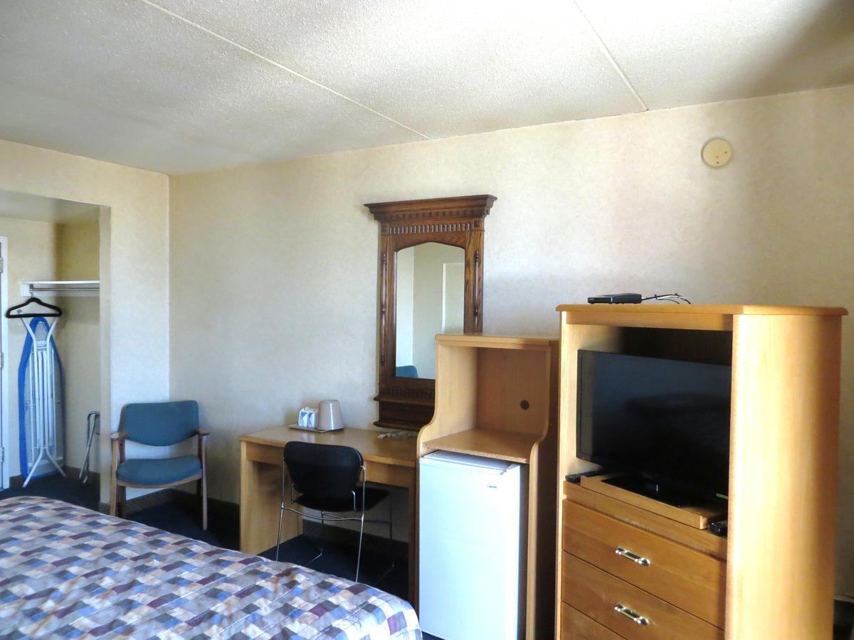 Town And Country Motor Hotel Калґарі Екстер'єр фото